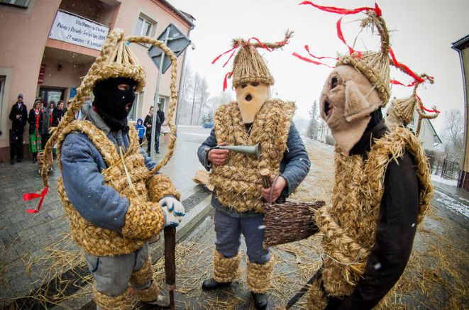 Śmigus-dyngus, dziady śmigustne, śmiergust, czyli czego nie wiedziałeś o polskim Lanym Poniedziałku