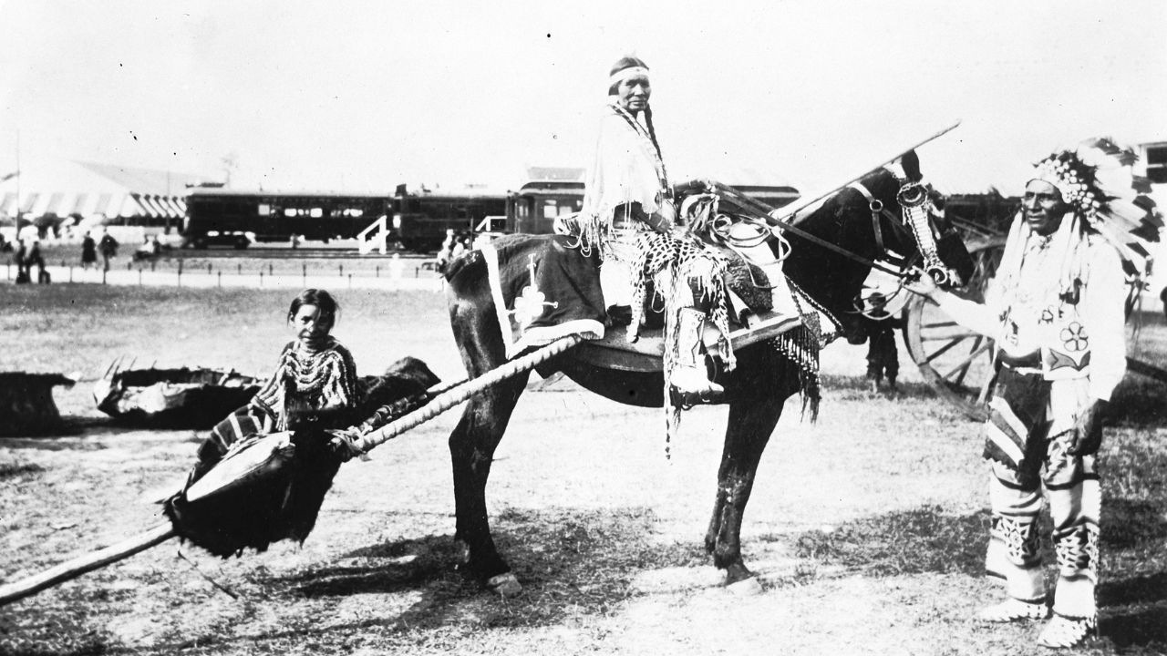 Święto Dziękczynienia. Rdzenna ludność Ameryki a Europa